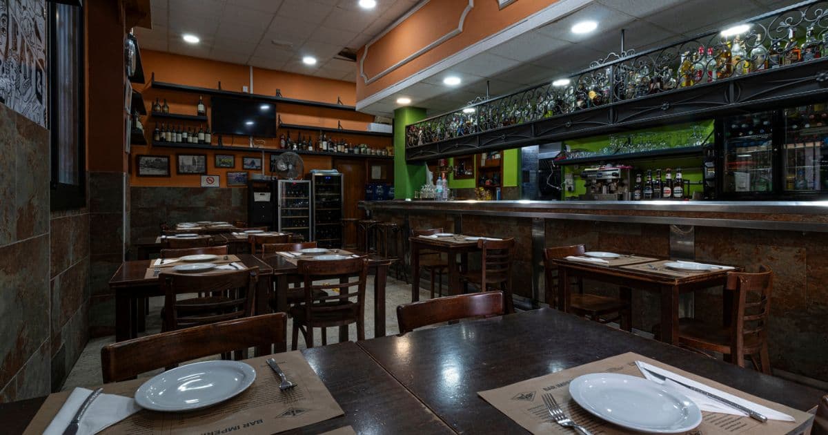 6 mesas con cubierto y una barra restaurante el imperial
