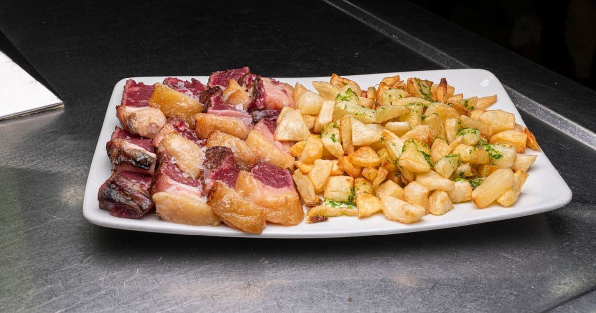chuletón premium troceado con papas - restaurante el imperial