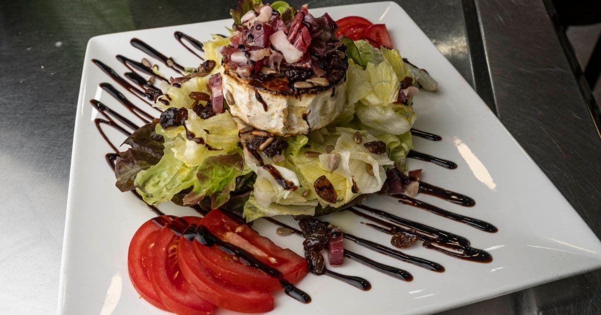 queso, tomate y lechuga en un plato - restaurante el imperial