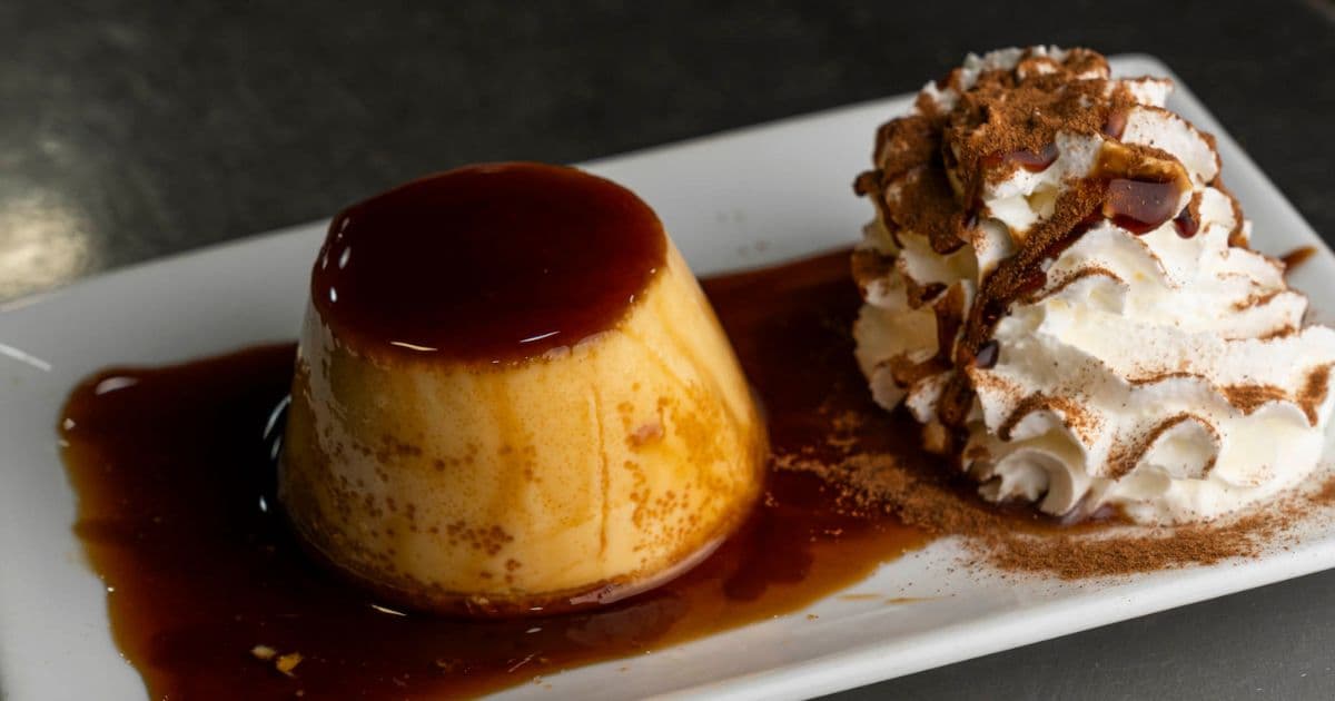 un flan con nata en un plato - restaurante el imperial
