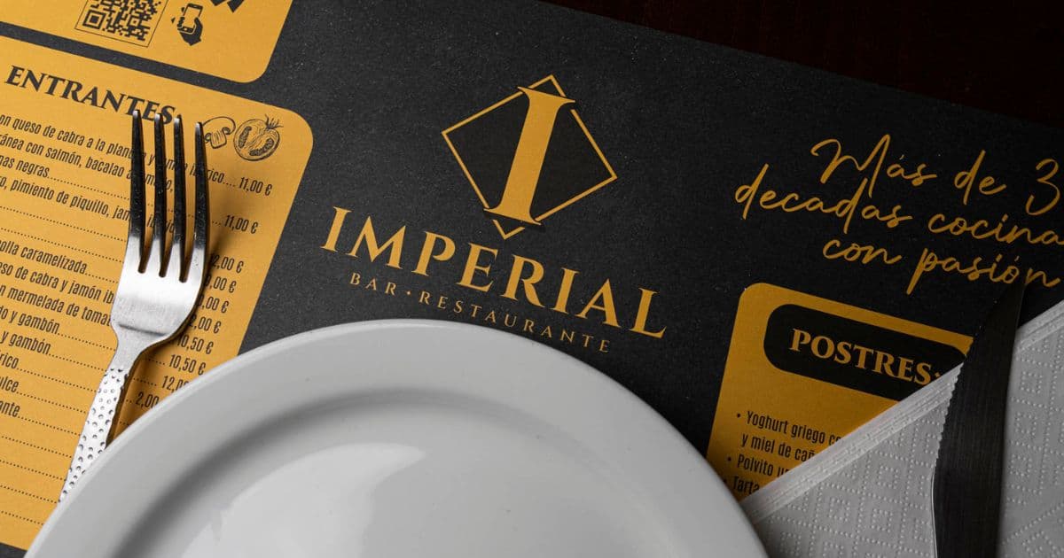 un plato, con cubiertos y debajo la carta- restaurante el imperial