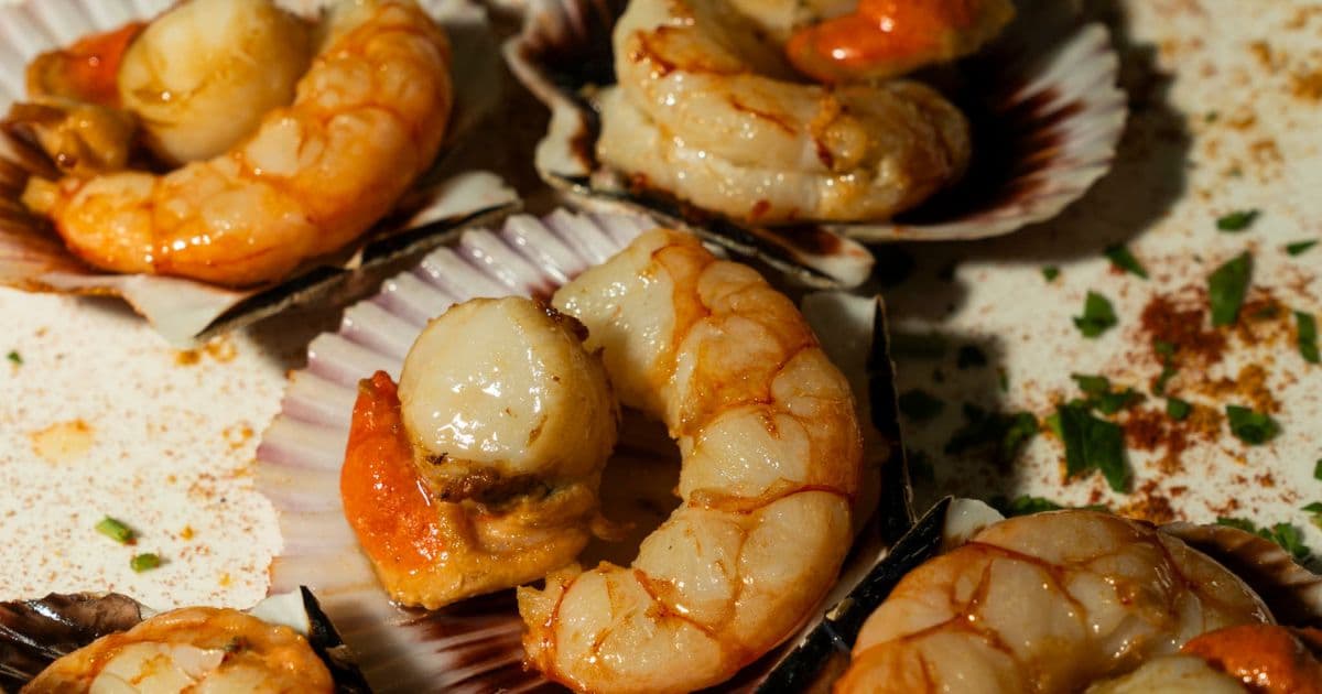 zamburiñas a la plancha acompañadas de gamba. - restaurante el imperial