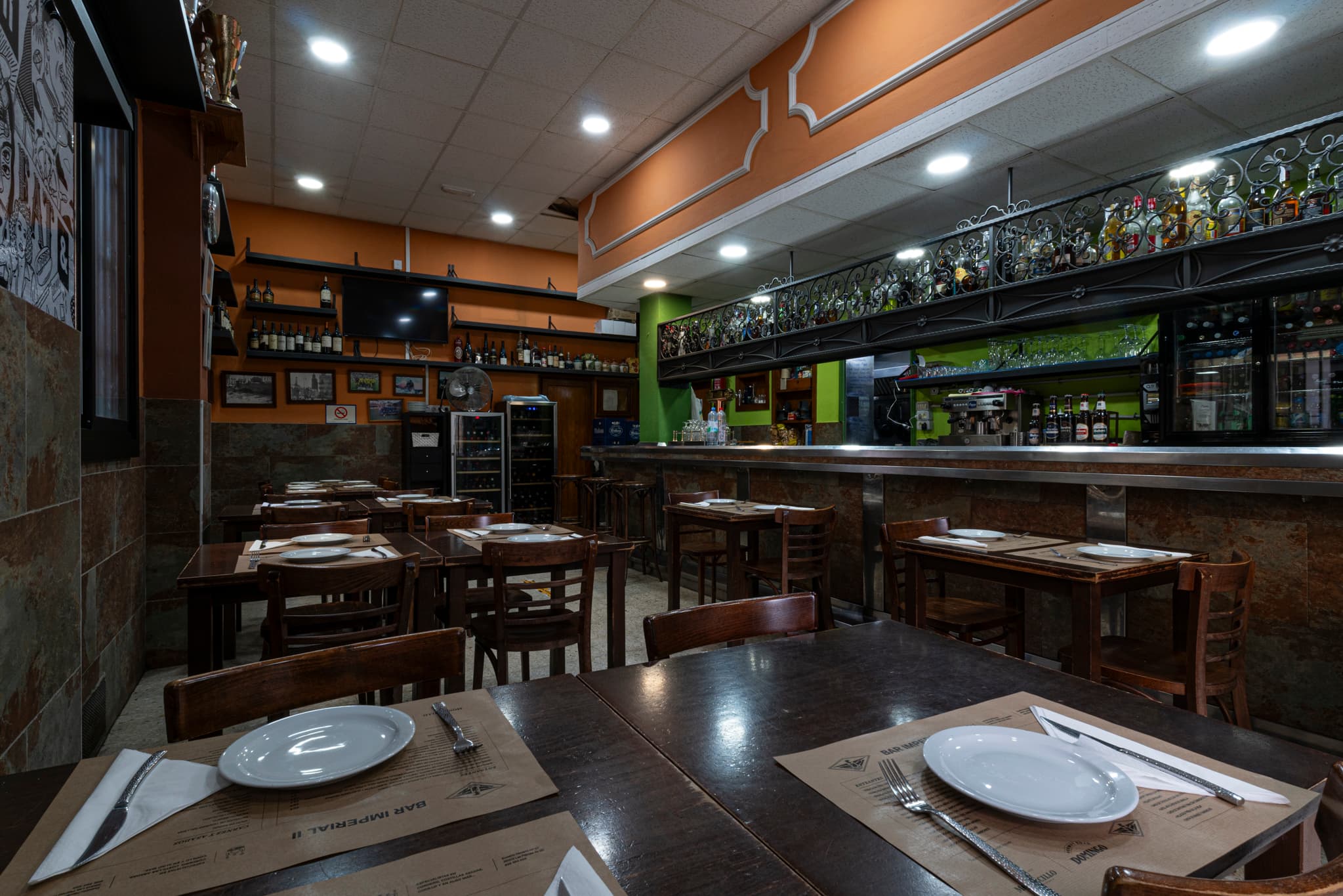 Interior del bar restaurante El Imperial con su barra y mesas