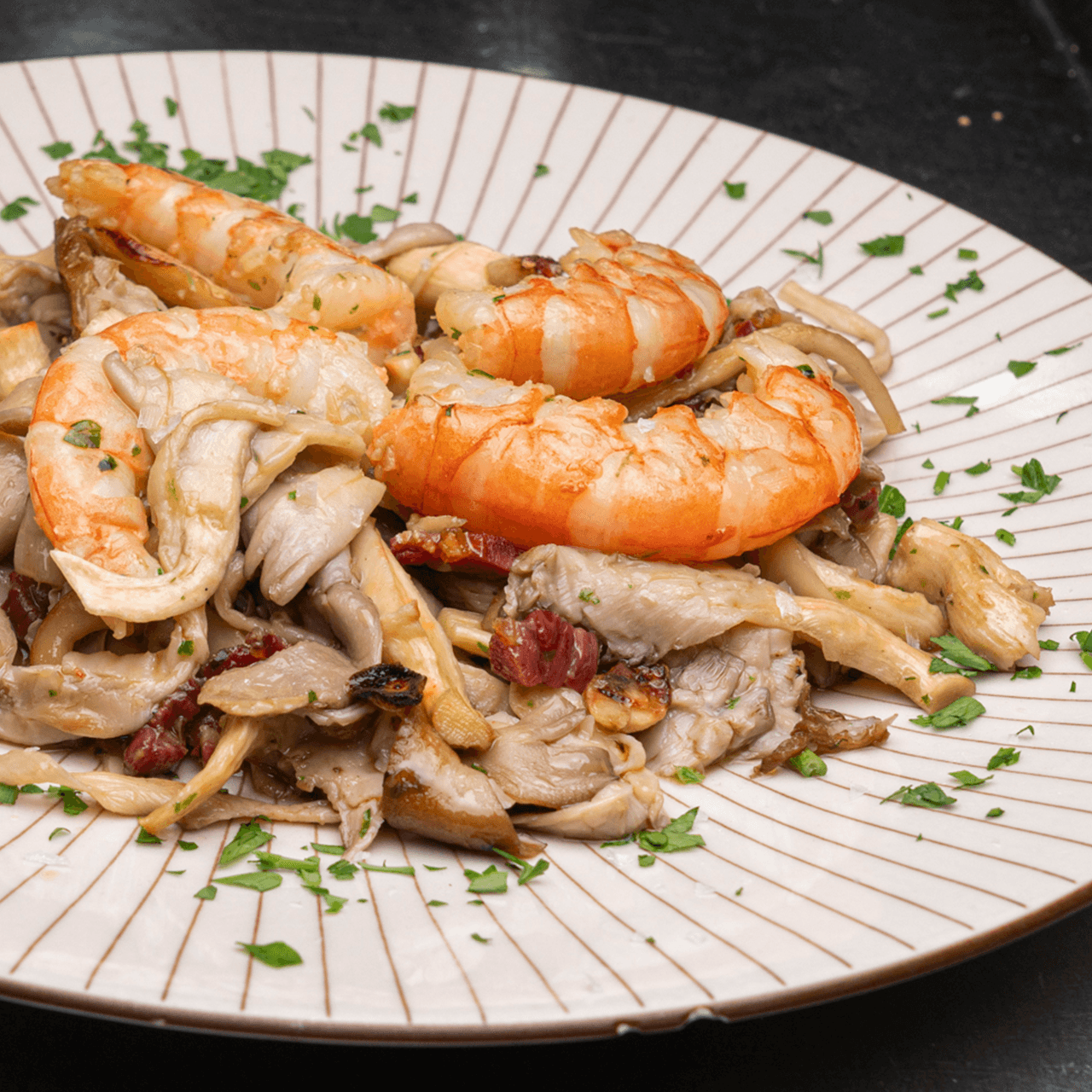 Setas salteadas con jamón ibérico y gambón