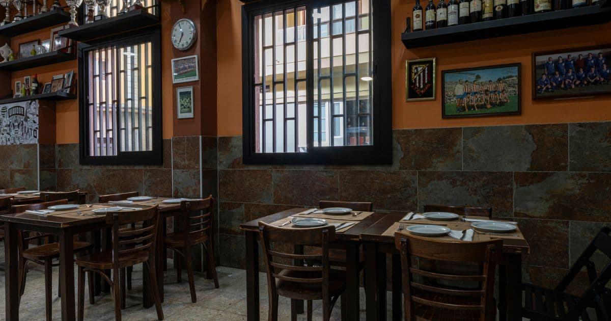 dos mesas , con sillas y cubiertos , debajo de la mesa - restaurante el imperial
